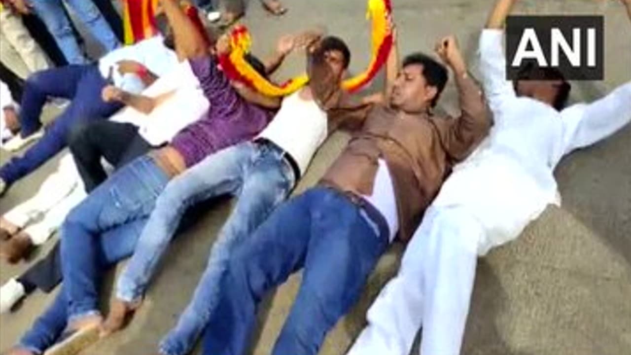 सीमा विवाद : महाराष्ट्र के मंत्रियों की बेलागवी यात्रा के खिलाफ प्रदर्शन, बोले फडणवीस- शिंदे करेंगे फैसला