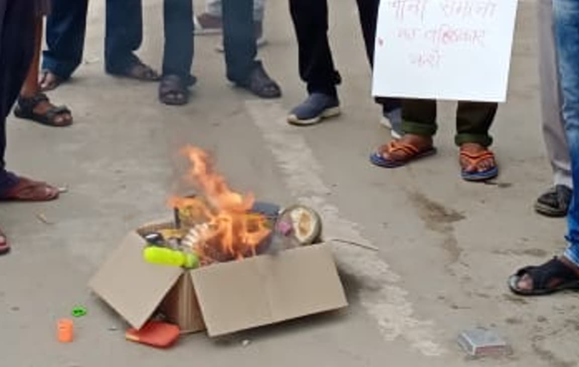 गलवान घाटी के शहीद जवानों को श्रद्धांजलि देने के लिए बड़कागांव के लोगों ने जलायी चाइनीज सामानों की होली