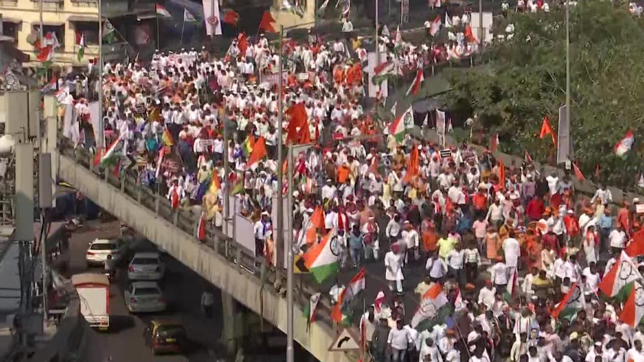 महाराष्ट्र में एकनाथ शिंदे सरकार और राज्यपाल भगत सिंह कोश्यारी के खिलाफ MVA का प्रदर्शन