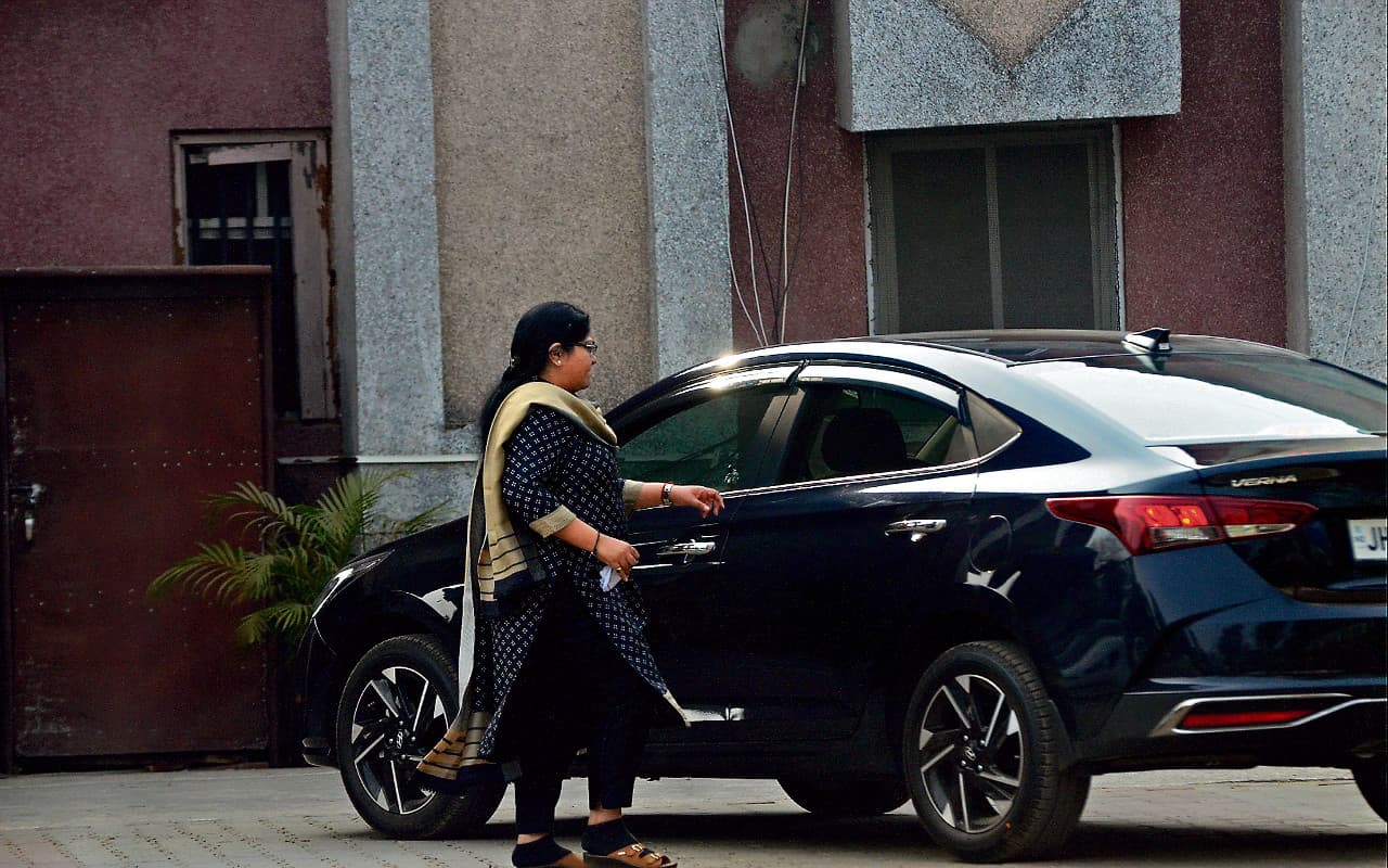 Pooja Singhal Bail: पूजा सिंघल को फिर सुप्रीम राहत, बेटी के इलाज के लिए 2 महीने की सशर्त अंतरिम जमानत