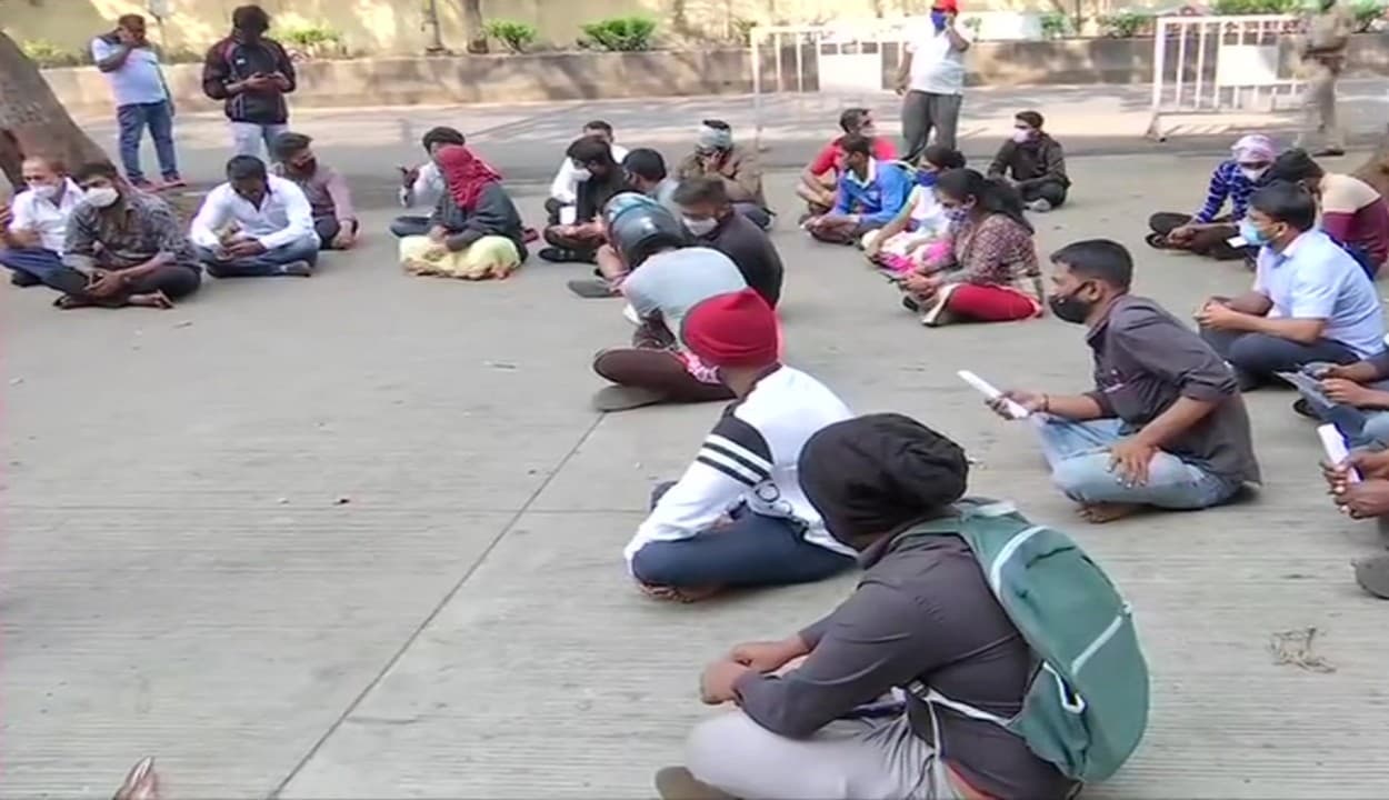 कोरोना की दवा रेमडेसिविर के लिए मचा है कोहराम, पुणे में कलेक्टर ऑफिस के सामने मरीजों के परिजनों का प्रदर्शन