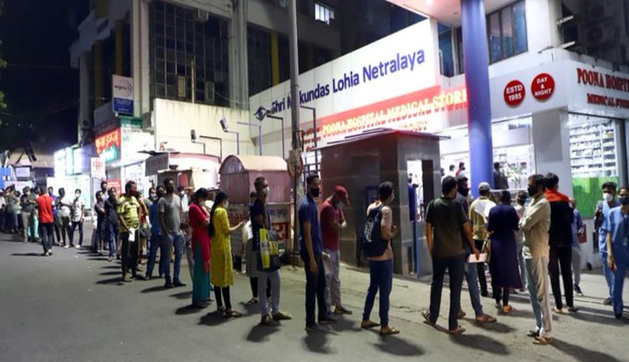 Corona Vaccine Shortage : कोरोना के इलाज में जरूरी है रेमडेसिवीर, अपनों को बचाने के लिए कई किमी लंबी लाइन में लग रहे लोग