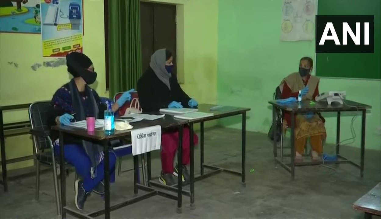 Punjab Chunav 2022: बूथ पर मिले नवजोत सिंह सिद्धू-बिक्रम सिंह मजीठिया, तो ऐसा था दोनों का रियैक्शन