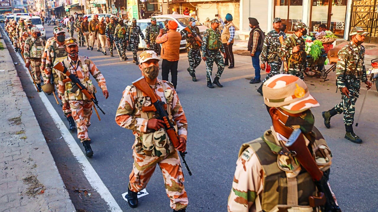 दिल्ली के जहांगीरपुरी में बवाल के बाद यूपी पुलिस हाई अलर्ट पर, नोएडा-बुलंदशहर में फ्लैग मार्च