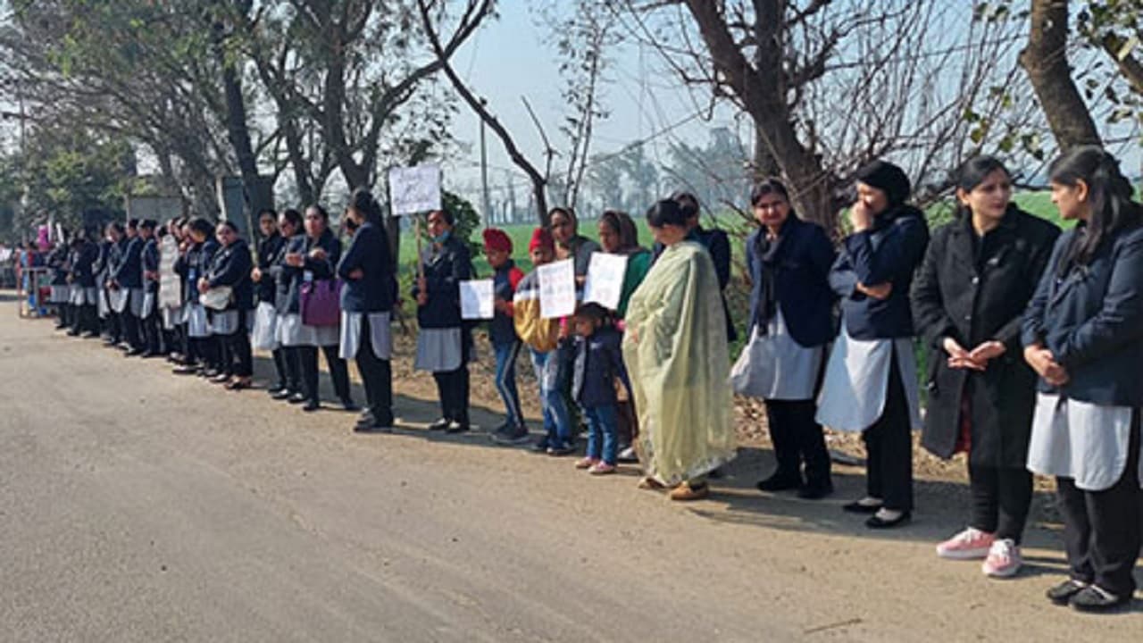 Schools Reopen: पंजाब में टीचर और पेरेन्ट्स का विरोध-प्रदर्शन, बोले- स्कूल नहीं खुले, तो वोट नहीं