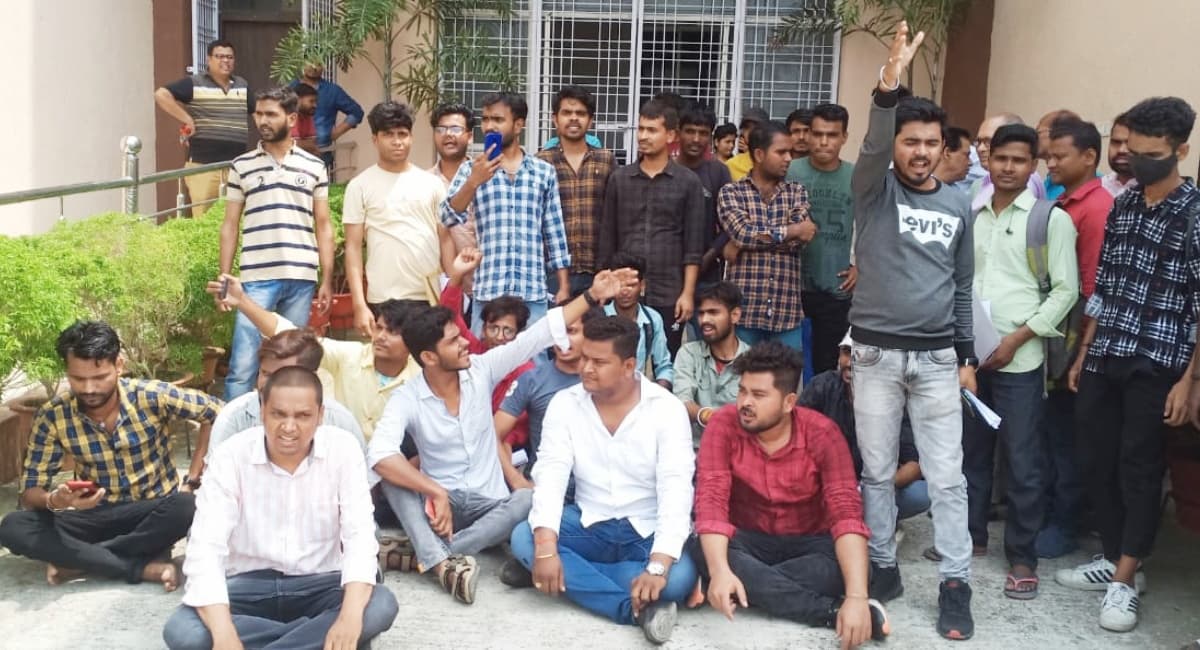 Purnea: स्नातक पार्ट 3 के रिजल्ट को लेकर छात्रों का हंगामा, विवि कर्मियों को परिसर छोड़ने पर किया मजबूर