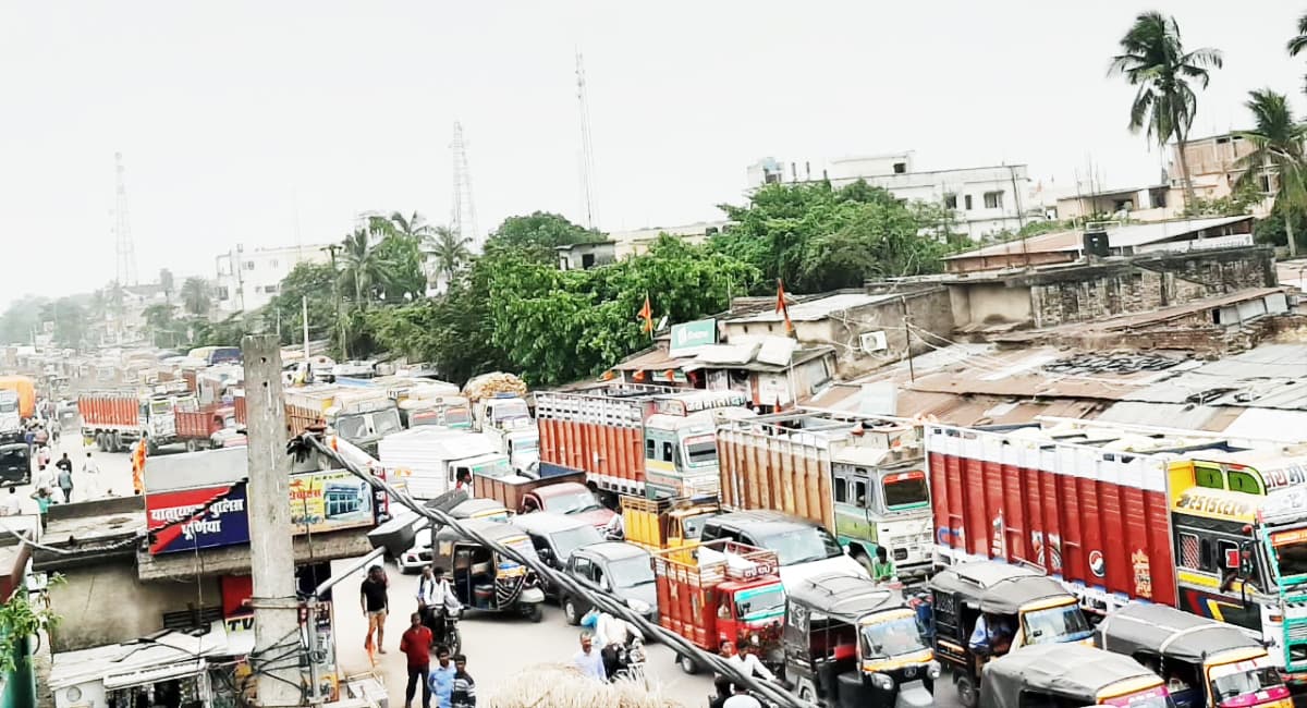 Purnea: गुलाबबाग में लगा दो किमी लंबा जाम, तीन घंटों तक फंसे रहे स्कूली बच्चे और एंबुलेन्स