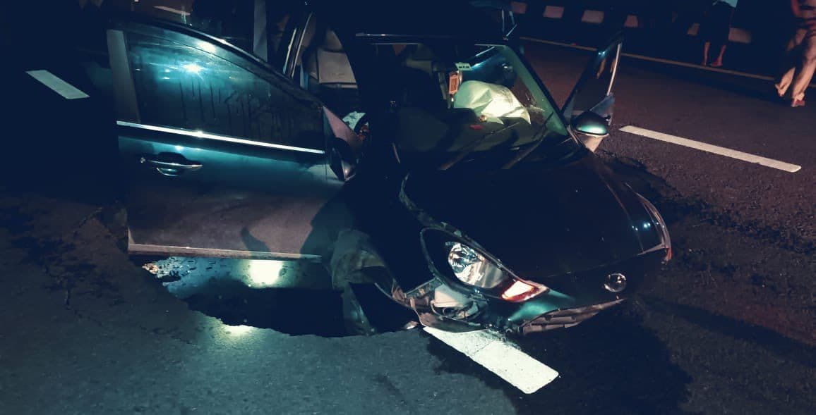 पूर्वांचल एक्‍सप्रेसवे पर 15 फीट गहरे गड्ढे से कई वाहन क्षत‍िग्रस्‍त, व‍िपक्षी बोले- भ्रष्‍टाचार का सबूत