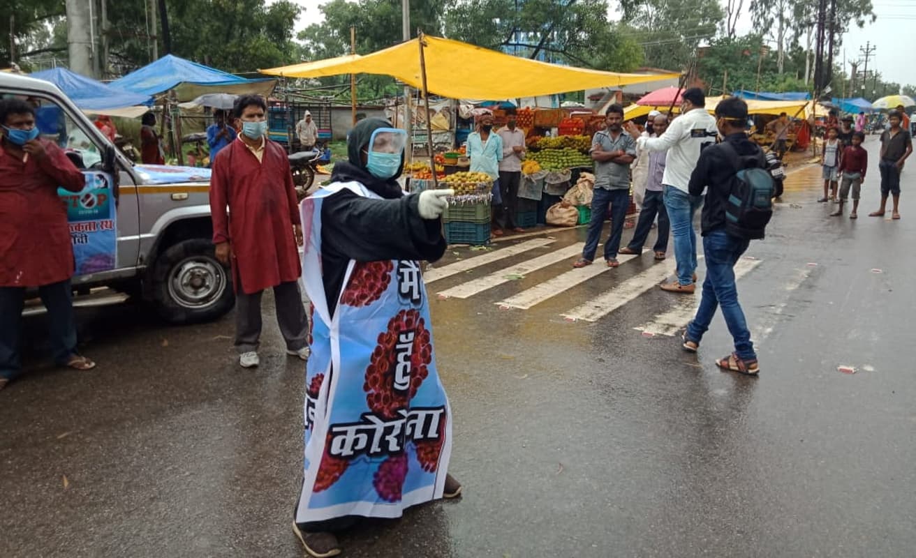 ‘प्यार से टोकेंगे और कोरोना को रोकेंगे’, रांची में लोगों को जागरूक कर रहा कोरोना जागरूकता रथ