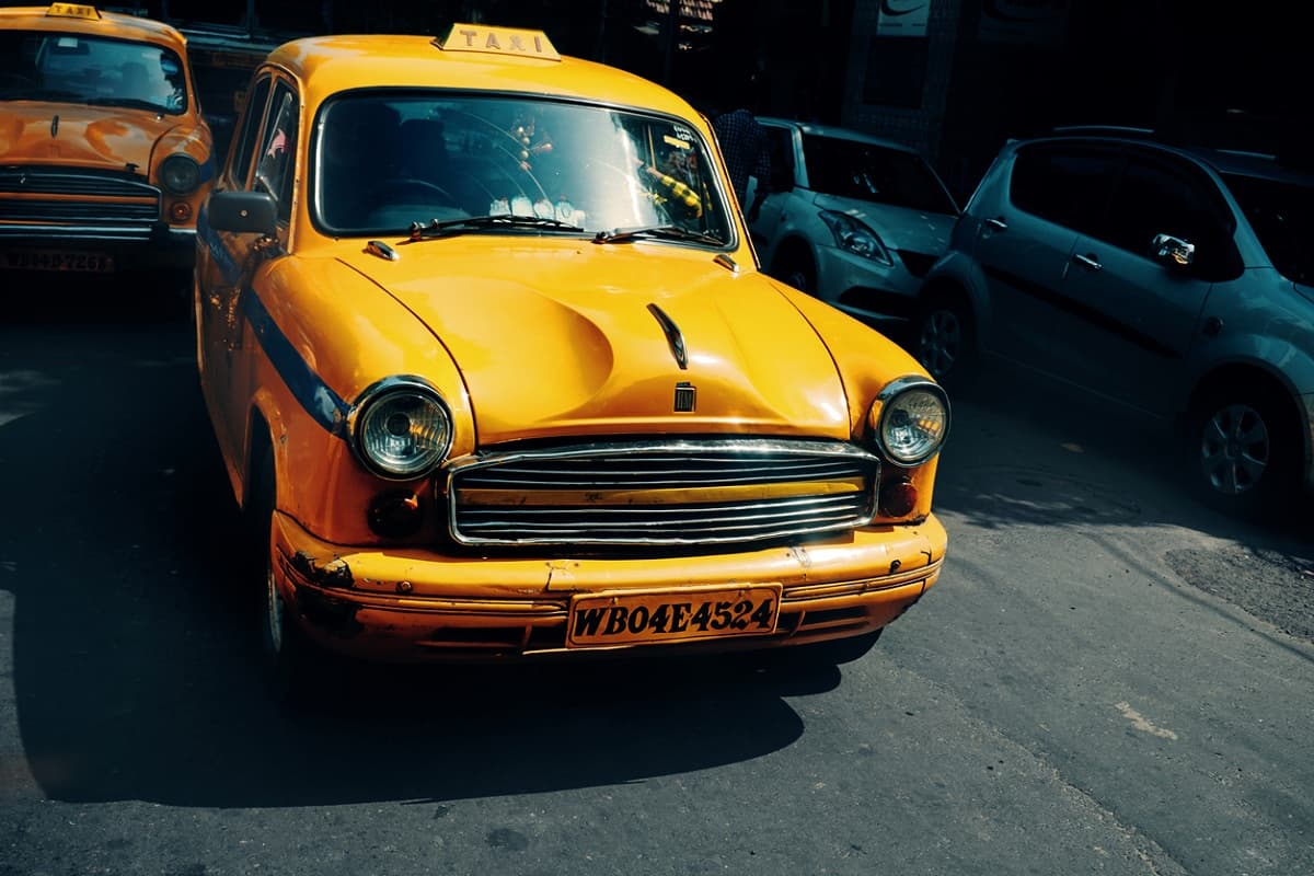 Bengal News: अनियंत्रित टैक्सी की चपेट में आये दो पुलिसकर्मी, चालक गिरफ्तार