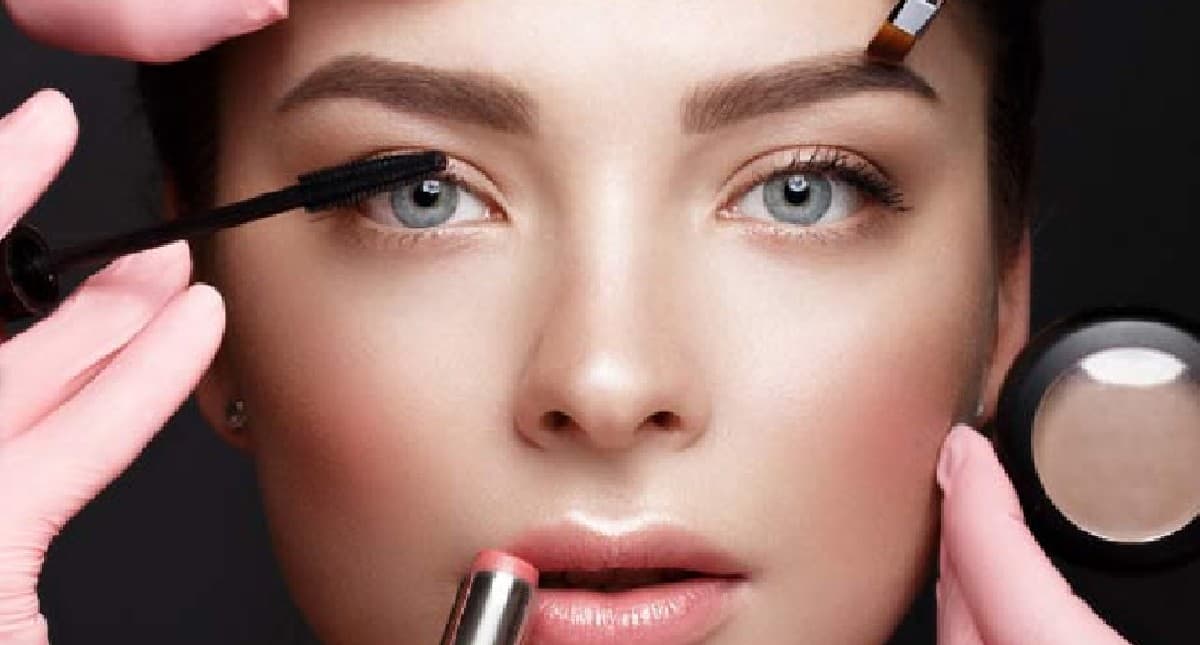 Tips for Monsoon Makeup: बरसाती मौसम में कैसे रखें अपने मेकअप का ख्याल, अपनाएं ये टिप्स