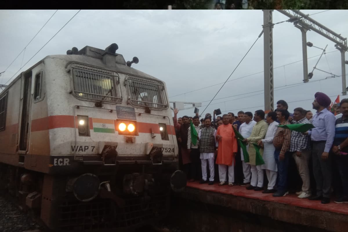 आजादी का अमृत महोत्सव पर लोहरदगा को बड़ी सौगात, राजधानी एक्सप्रेस का हुआ ठहराव, गाजे-बाजे के साथ स्वागत