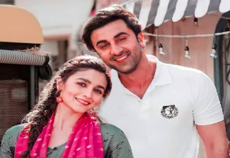 Alia Bhatt और Ranbir Kapoor का इश्क छुपाए नहीं छुप रहा, साथ में कुछ यूं दिखे लव बर्ड्स