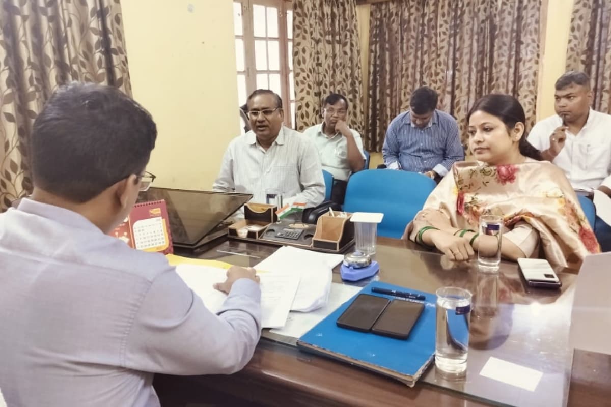 रांची जिला परिषद कार्यालय: निरीक्षण कर DC राहुल कुमार सिन्हा बोले, कर्मियों को दें ट्रेनिंग, बढ़ाएं आय