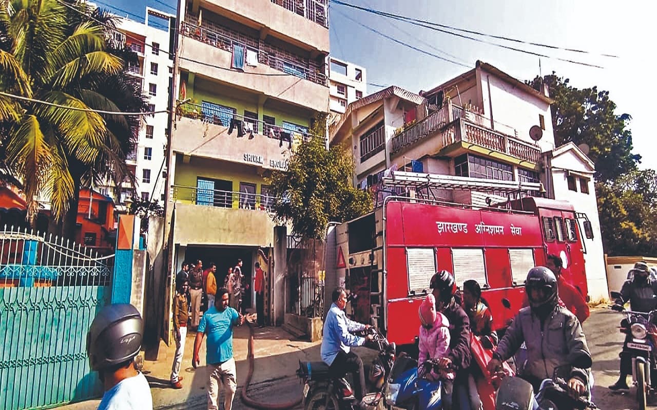 Ranchi: शॉर्ट सर्किट से लगी आग, मची अफरा-तफरी, पुलिस ने दिखाई बहादुरी, बच्ची को कमरे से सुरक्षित निकाला