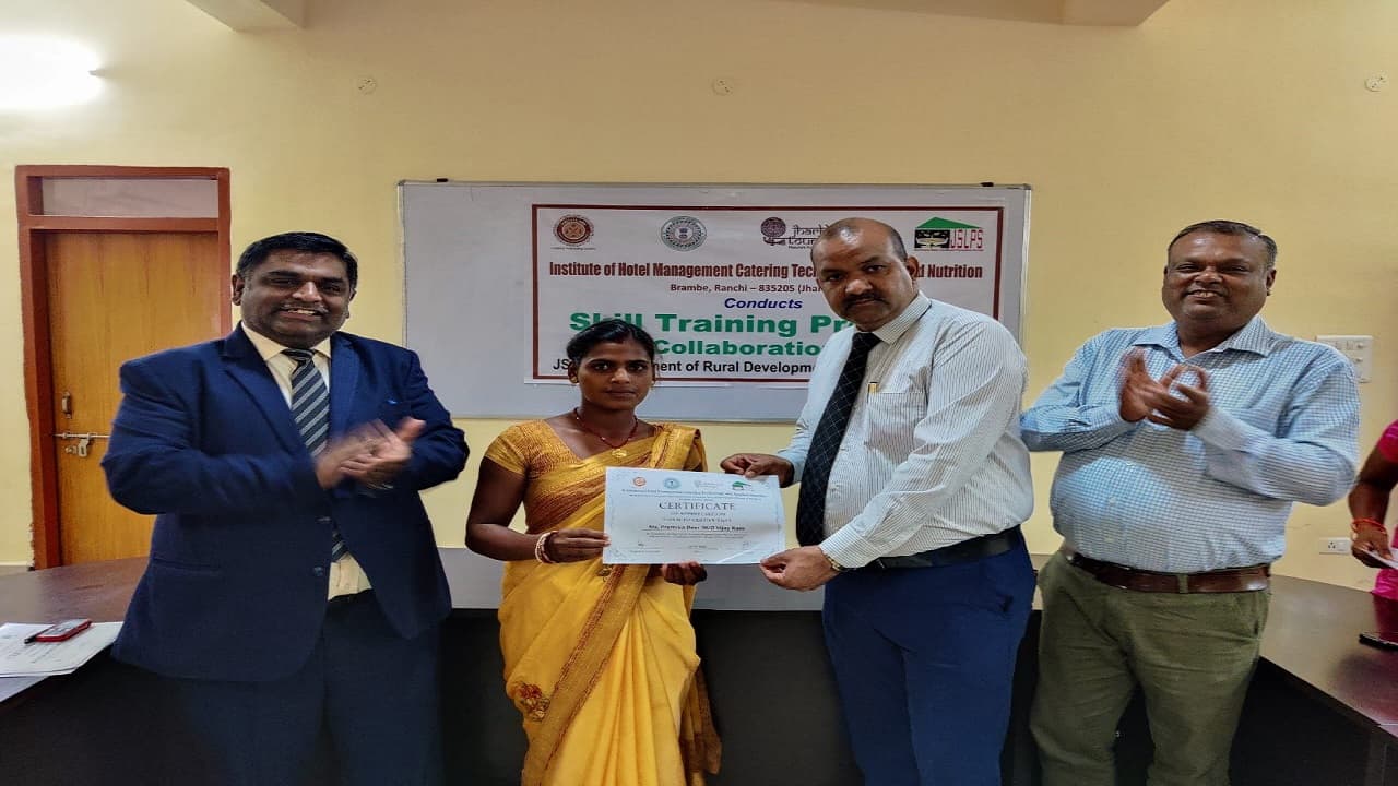 IHM में ग्रामीण उद्यमिता पखवाड़ा संपन्न, महिला समूह की दीदियों को मिली बेकरी एंड कंफेक्शनरी की ट्रेनिंग