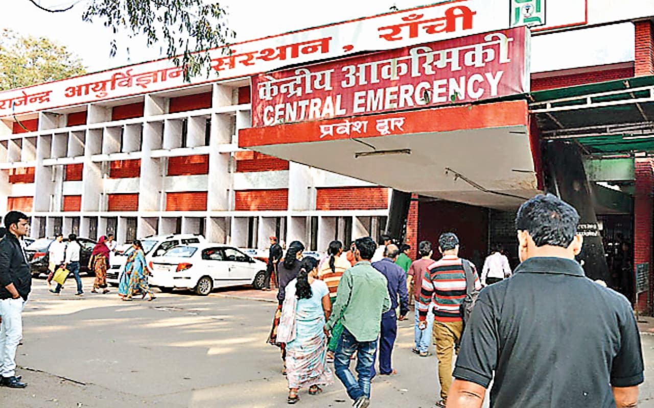 रांची रिम्स में गायब मिले सीनियर डॉक्टर और कर्मी, प्रबंधन ने जारी किया शोकॉज