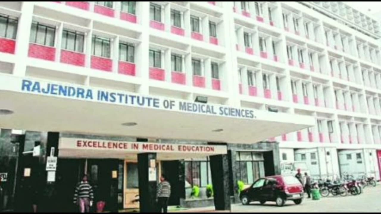 झारखंड में Coronavirus की दस्तक! RIMS पहुंचे 4 संदिग्ध मरीज, स्वास्थ्य मंत्री ने की इमरजेंसी मीटिंग