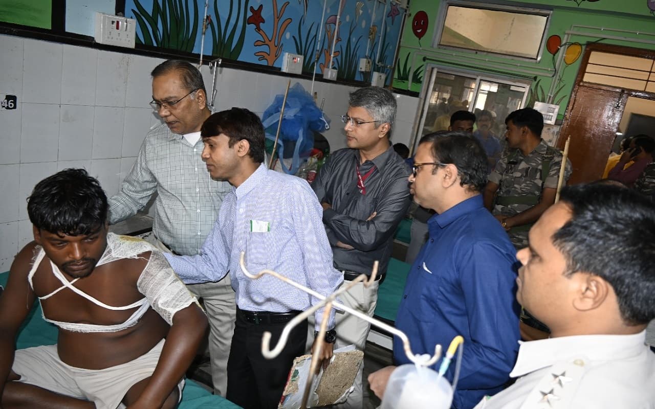 Dumka Gas Tanker Blast: रिम्स के डॉक्टरों की टीम ने घायलों के इलाज का लिया जायजा, खतरे से बाहर बताया