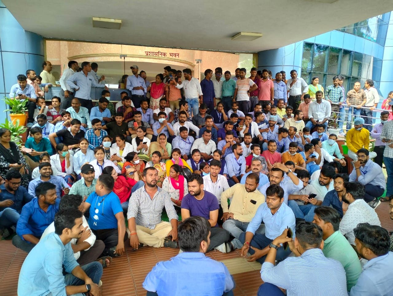 लोहिया इंस्टीट्यूट के संविदा कर्मचारियों ने किया प्रदर्शन, बॉयामैट्रिक अटेंडेंस में लगाया गड़बड़ी का आरोप