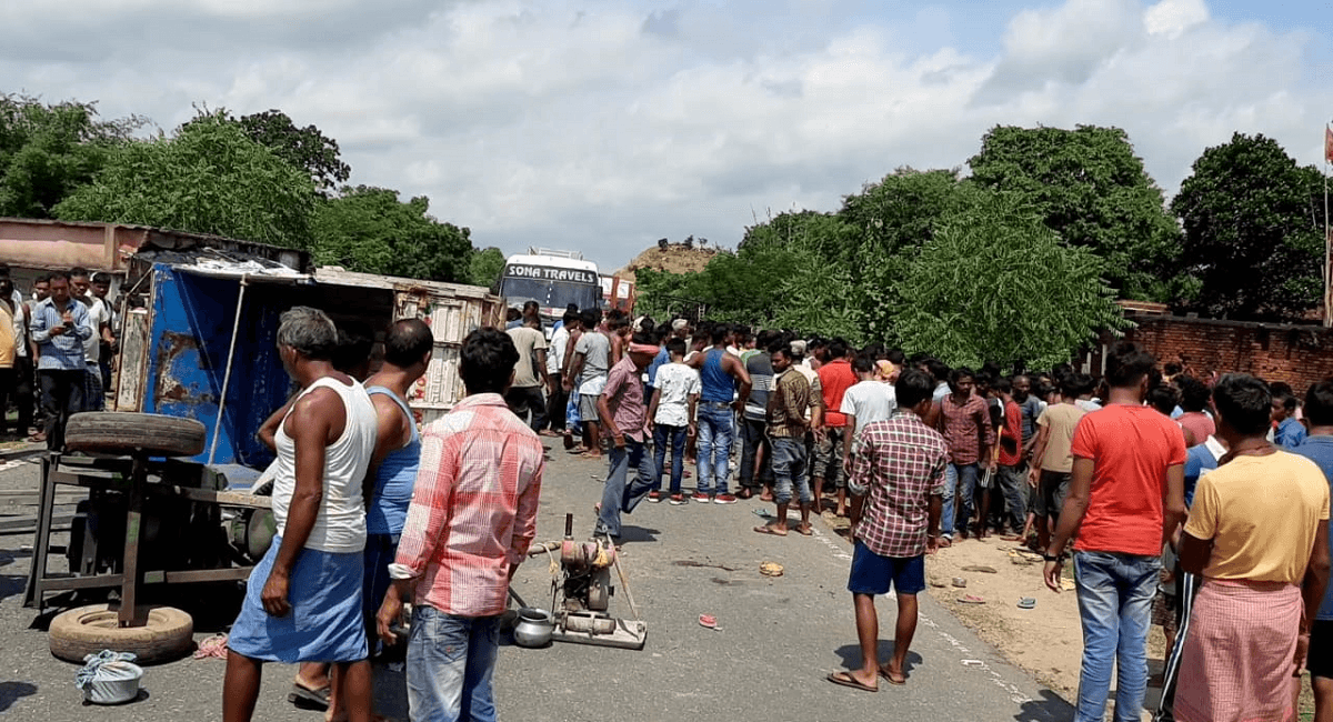 ढलाई करने जा रहे मजदूरों से भरी पिकअप वैन झारखंड में दुर्घटनाग्रस्त, 1 महिला मजदूर की मौत, 5 घायल