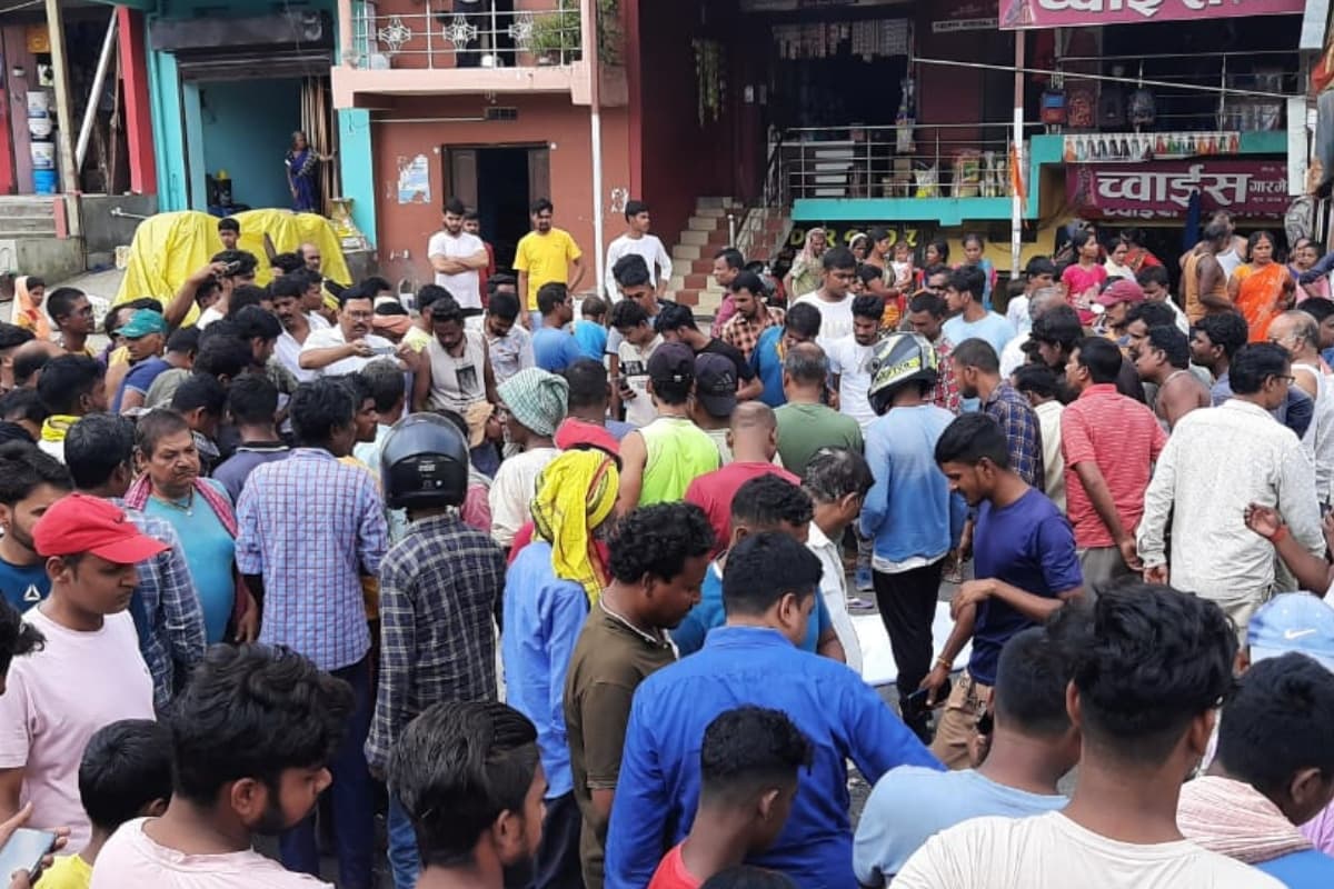 झारखंड: सड़क हादसे में पति, पत्नी व बेटी की मौत, बाल-बाल बचा मासूम, चंद मिनटों में उजड़ गयी अनुराग की दुनिया