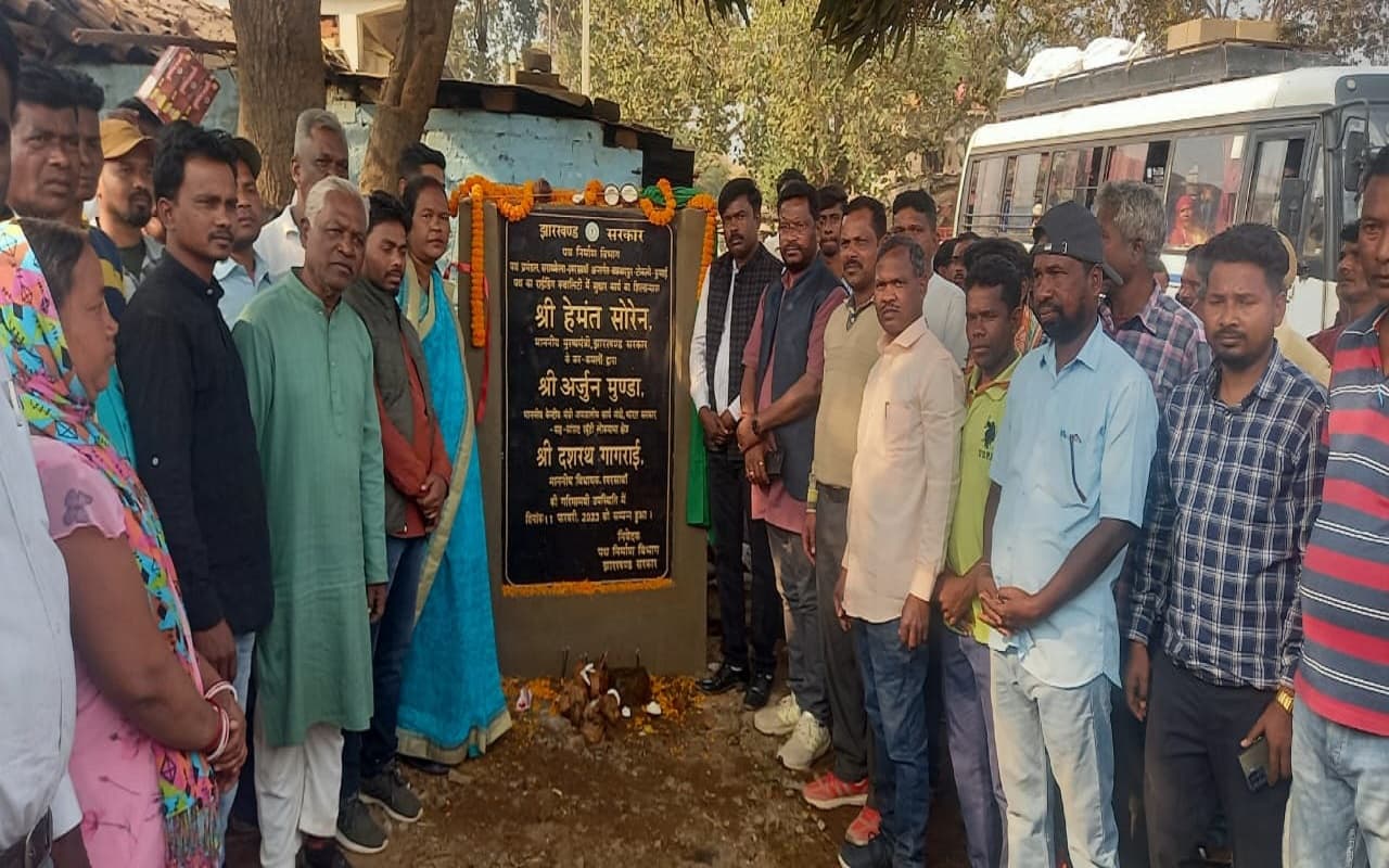 झारखंड: 4.96 करोड़ की लागत से सड़क होगी चकाचक, विधायक दशरथ गागराई बोले-3 महीने में बेहतर होगी राइडिंग क्लाविटी