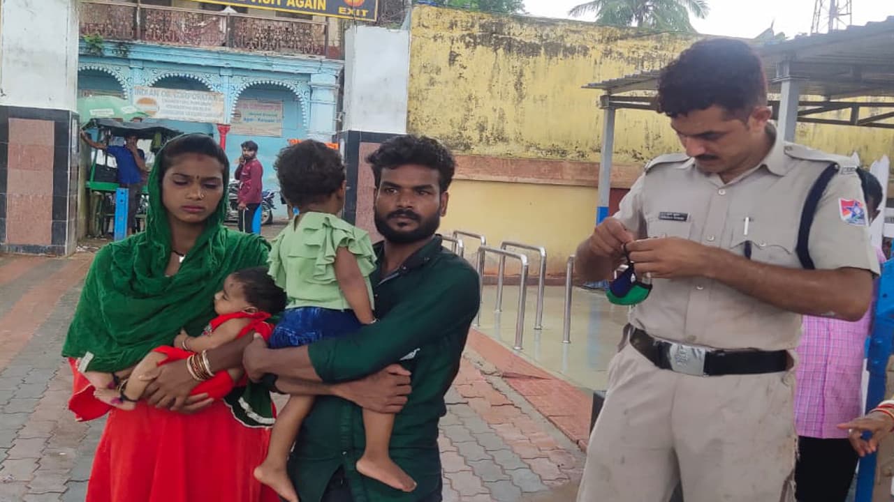 देवघर के विद्यासागर रेलवे स्टेशन में जान की परवाह किये बगैर RPF जवान ने रेल पटरी पर लगायी छलांग, मां-बेटे की बचायी जान