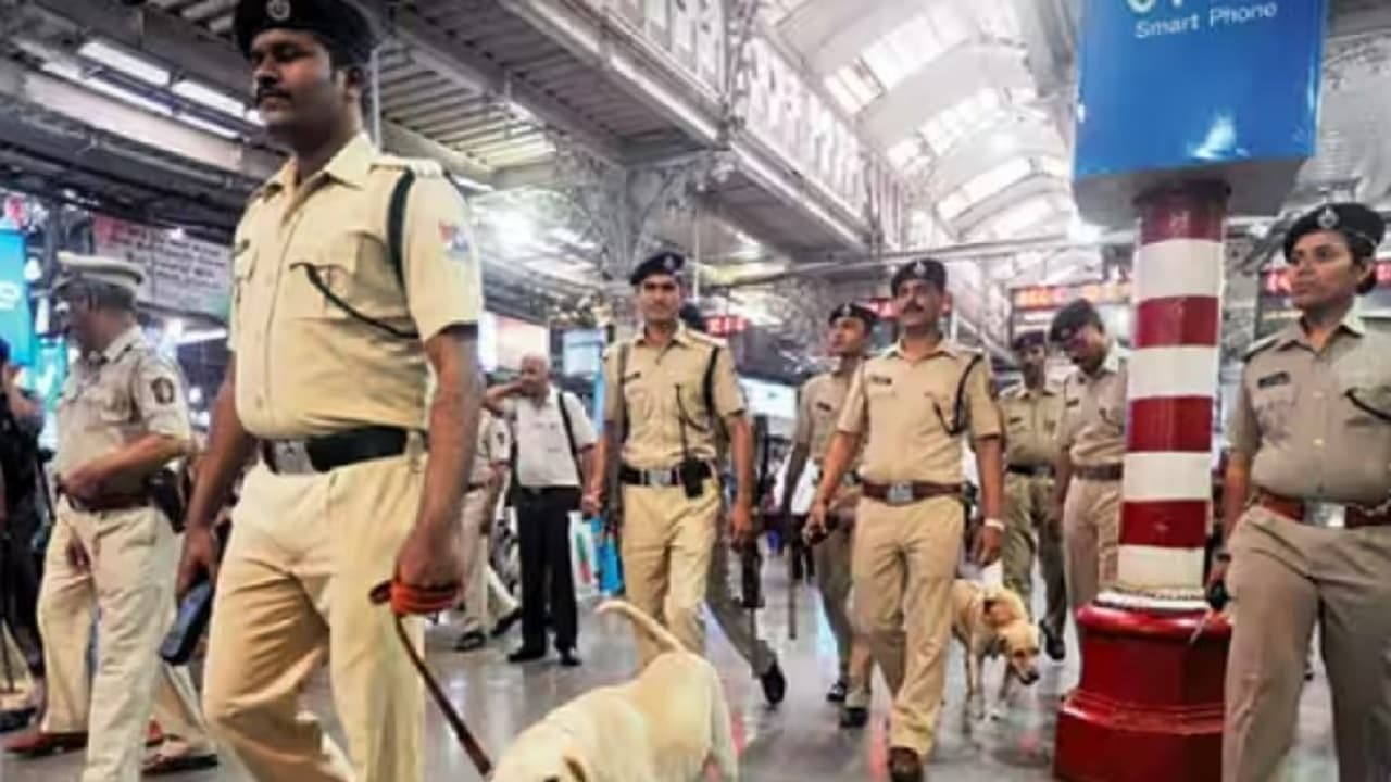 Sarkari Naukri के नाम पर फर्जीवाड़ा, आरपीएफ कांस्टेबल भर्ती का विज्ञापन निकला नकली, हजारों युवाओं बने शिकार Sarkari Naukri के नाम पर फर्जीवाड़ा, आरपीएफ कांस्टेबल भर्ती का विज्ञापन निकला नकली, हजारों युवाओं बने शिकार