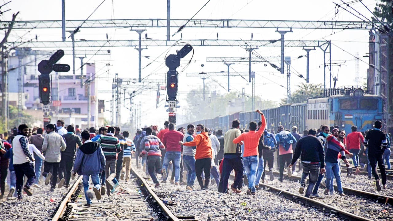 रेलवे की संपत्ति को नुकसान पहुंचाने वाले अभ्यर्थियों को रेलवे में नौकरी नहीं! रेल मंत्रालय का नोट