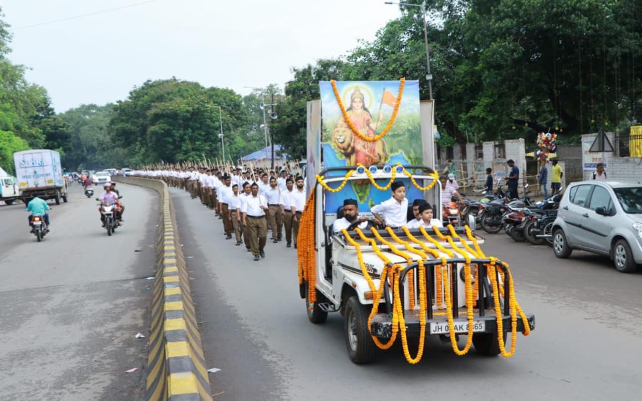 कोल्हान में RSS के विजयादशमी उत्सव में एक साथ दिखें पूर्व CM रघुवर दास और विधायक सरयू राय, देखें Pics