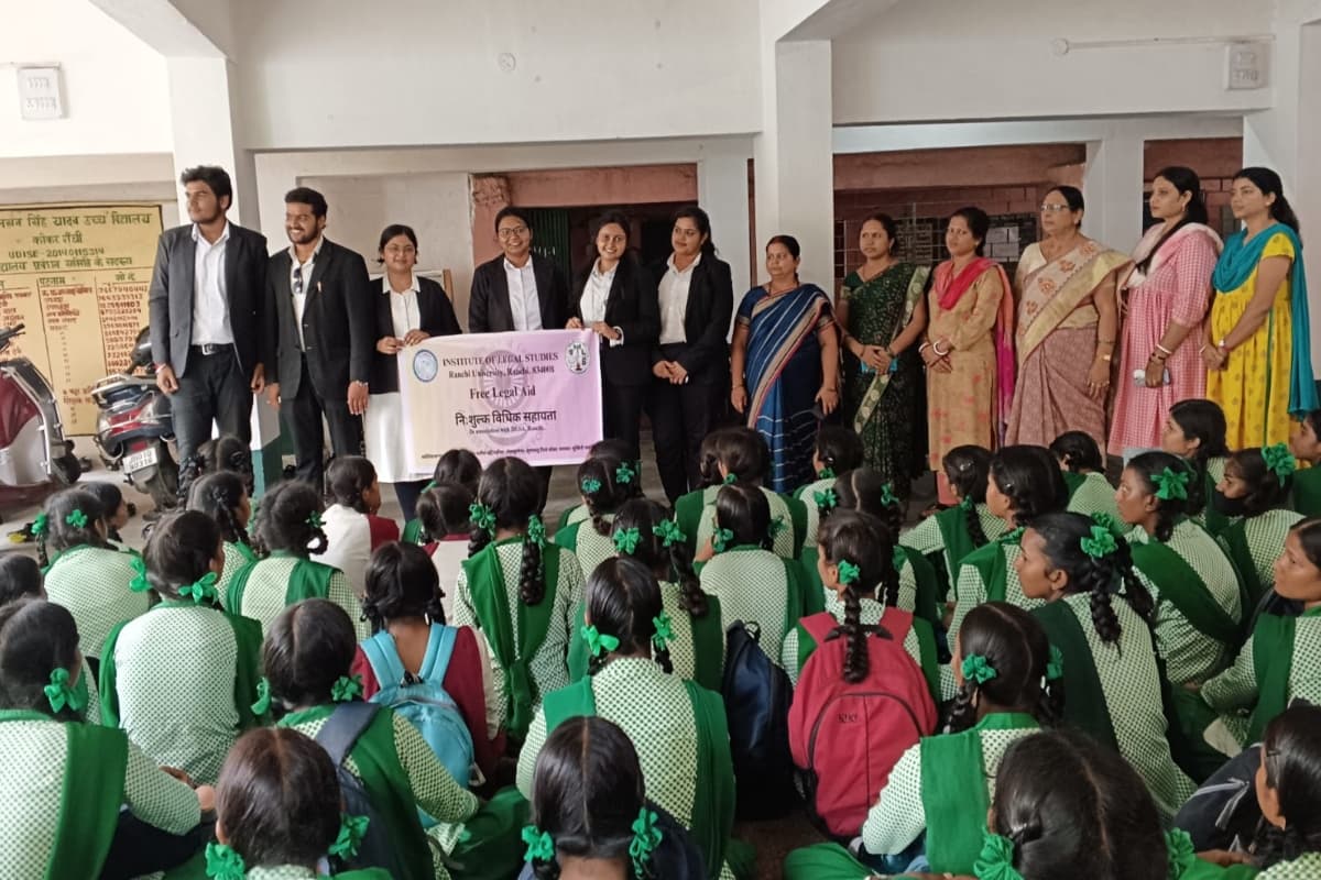 रांची यूनिवर्सिटी: इंस्टीट्यूट ऑफ लीगल स्टडीज के स्टूडेंट्स बच्चों को कर रहे जागरूक, दे रहे कानून की जानकारी