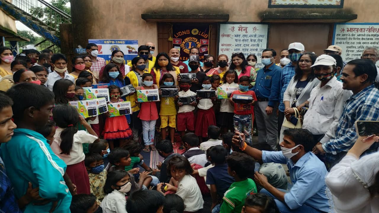 माेबाइल के अलावा रेडियो से भी स्कूली बच्चे कर सकेंगे पढ़ाई, हजारीबाग के इचाक में बच्चों को मिला रेडियो सेट