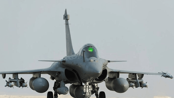 Rafale: दुश्मनों पर कहर बरसाने को तैयार राफेल, चीन से तनाव के बीच कल होगा वायुसेना में शामिल
