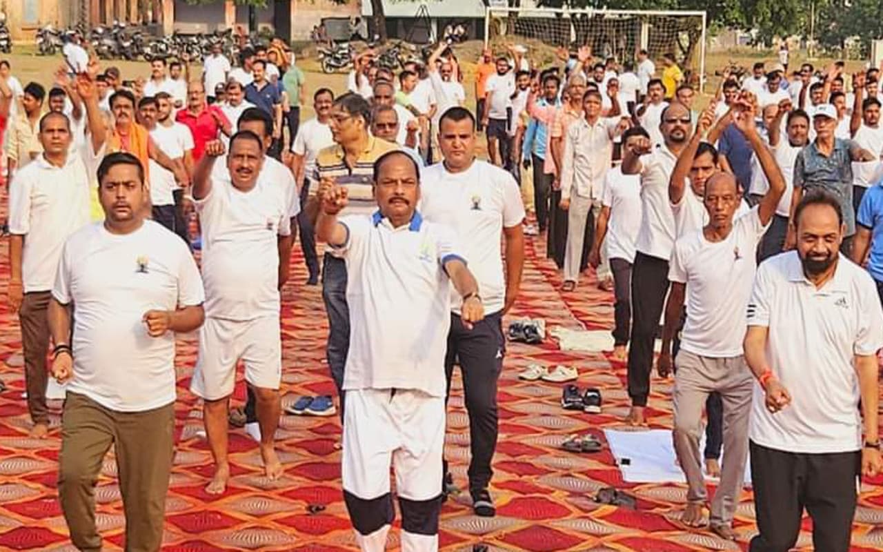 झारखंड : पूर्व सीएम रघुवर दास का सीएम हेमंत सोरेन पर निशाना, बोले- इनके लिए योग महत्वपूर्ण नहीं