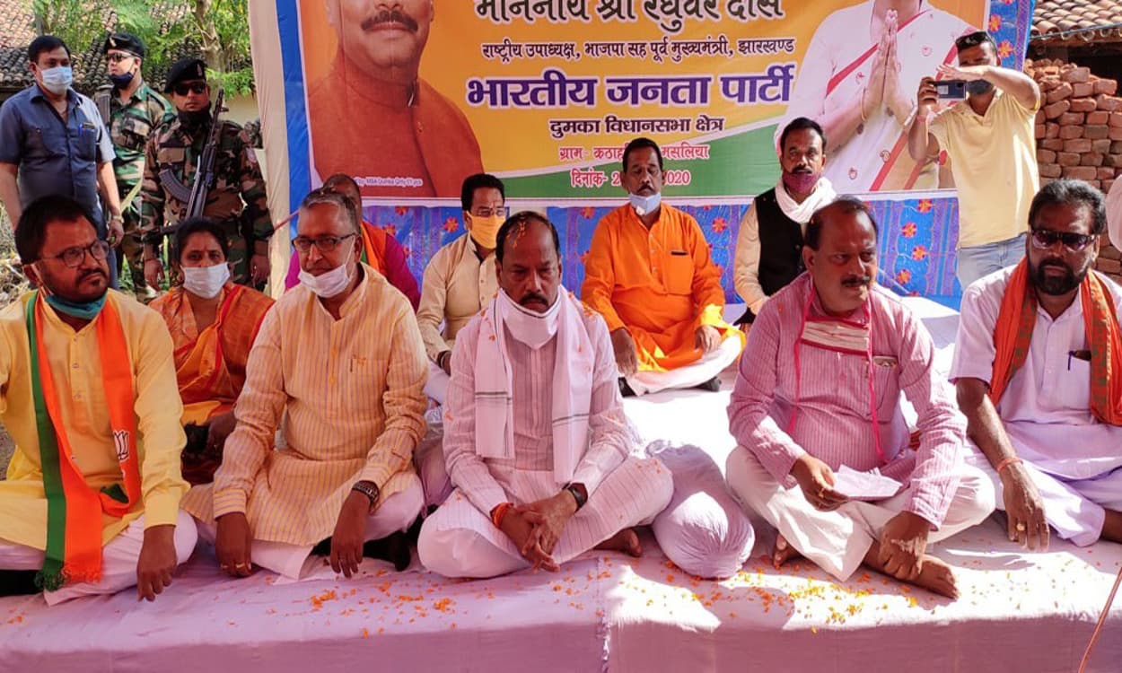 कठलिया के जनचौपाल में झामुमो पर जमकर बरसे रघुवर दास, कहा- जिनके डीएनए में है गुंडागर्दी, वही करते हैं लाठी-डंडे की बात