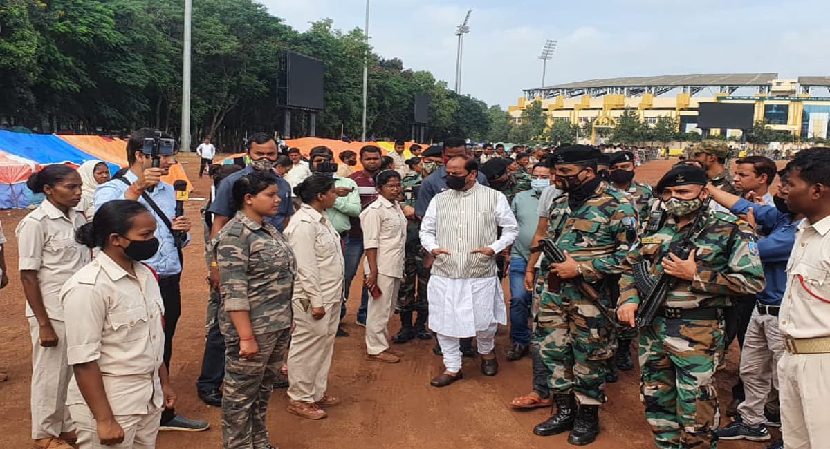 पूर्व CM रघुवर दास आंदोलनरत सहायक पुलिसकर्मियों से मिले, CM हेमंत से इनकी मांगों पर विचार करने का किया आग्रह