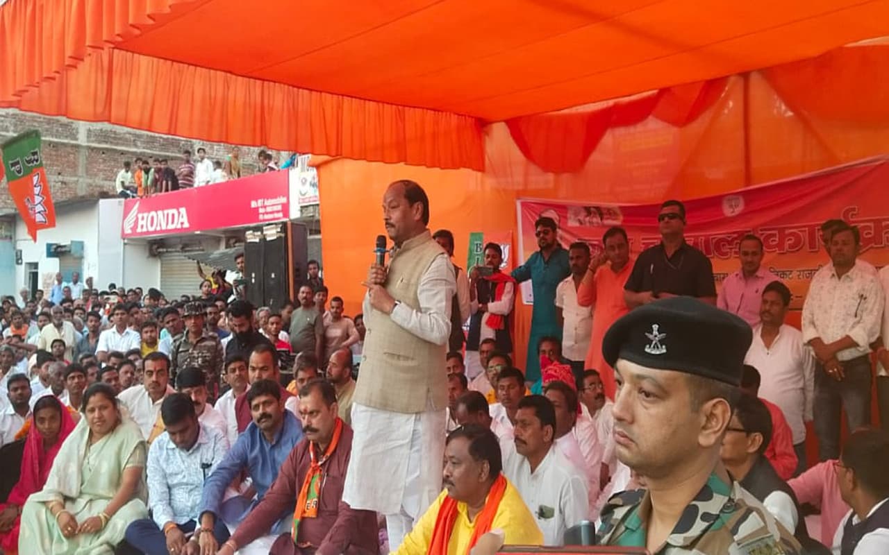 पलामू पहुंचे पूर्व सीएम रघुवर दास ने हेमंत सरकार पर साधा निशाना, पांकी में पीड़ित परिवारों से मिलकर जाना हाल