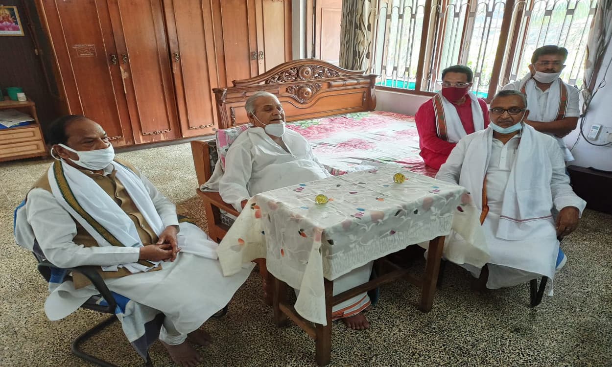 पूर्व सीएम रघुवर दास ने शिक्षा मंत्री जगरनाथ महतो के परिजनों के बाद बोकारो के पूर्व विधायक समरेश सिंह से की मुलाकात, जानें क्यों…