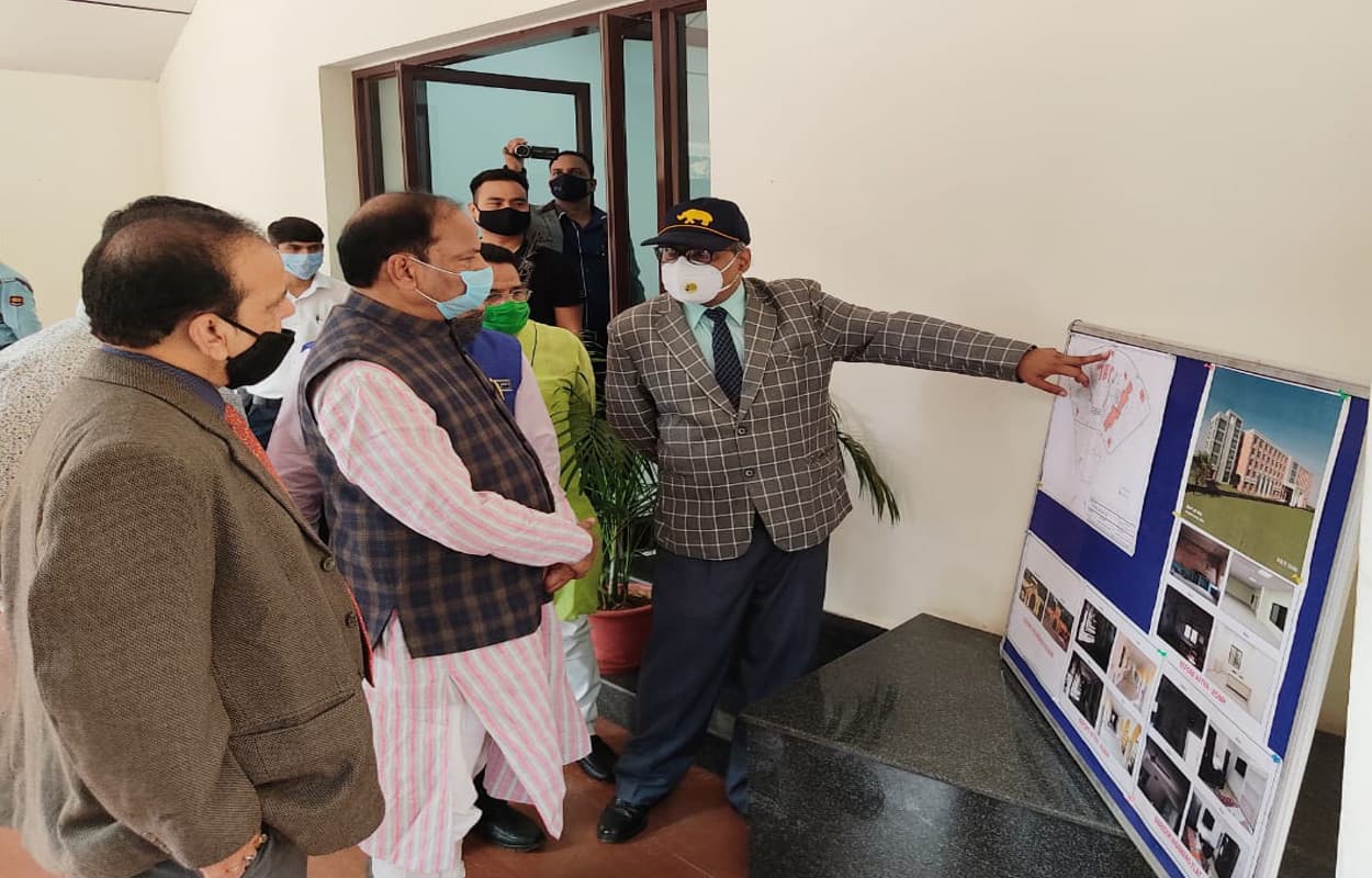 मणिपाल- टाटा मेडिकल कॉलेज में दाखिला पर लगी रोक जल्द हटेगी, केंद्रीय शिक्षा मंत्री ने रघुवर दास को दिया आश्वासन