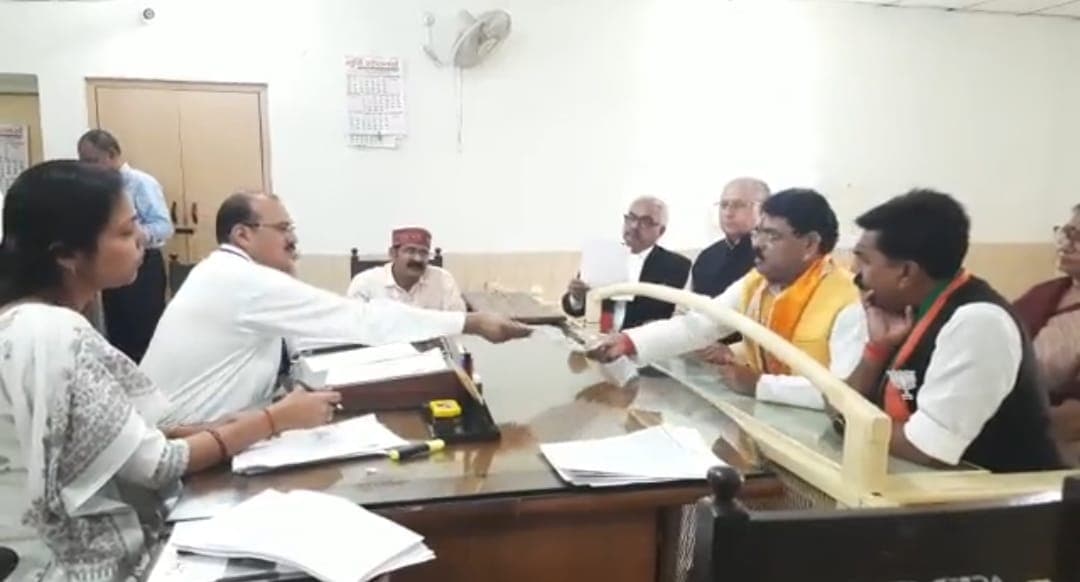 Mainpuri Loksabha ByPolls: मैनपुरी से रघुराज शाक्य ने किया नामांकन, मुलायम सिंह यादव को दी श्रद्धांजलि