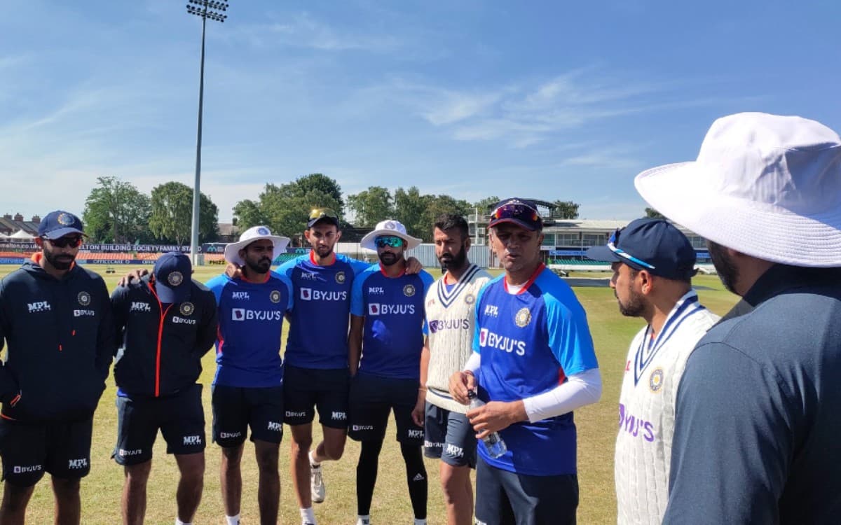 IND vs ENG Test: राहुल द्रविड़ पहुंचे इंग्लैंड, टेस्ट मैच से पहले लीसेस्टर में खिलाड़ियों को दिये टिप्स