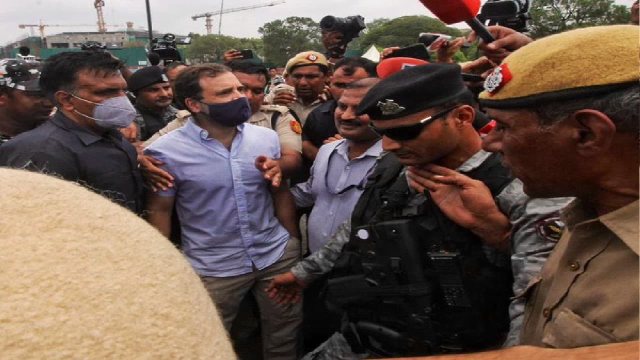 Rahul Gandhi: हिरासत में लिए जाने पर भड़के राहुल गांधी, कहा- वो कभी नहीं तोड़ पाएंगे हमारा हौसला