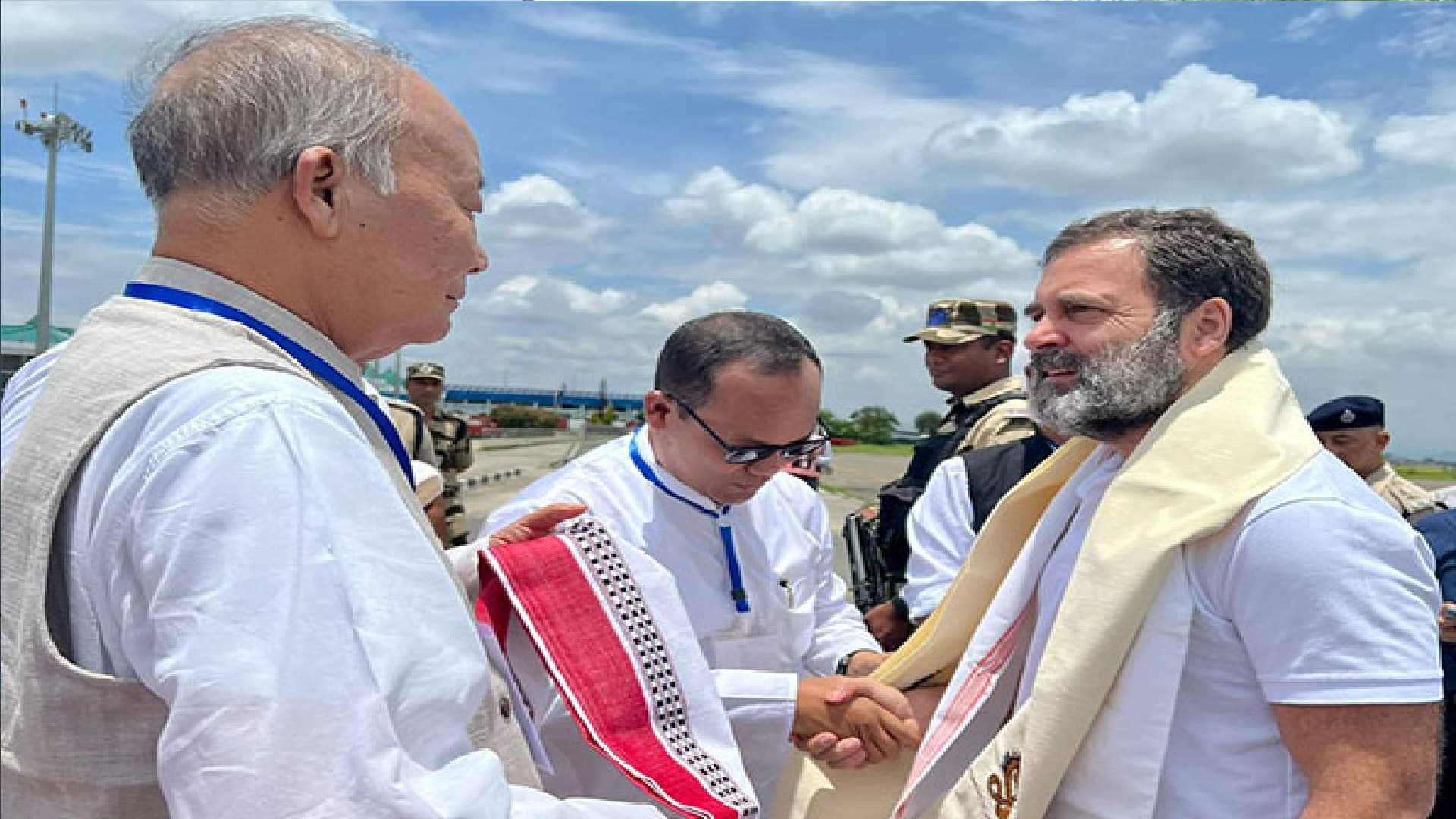 Manipur Violence: राहुल गांधी हेलीकाॅप्टर से चुराचांदपुर पहुंचे, हिंसा प्रभावितों से करेंगे मुलाकात