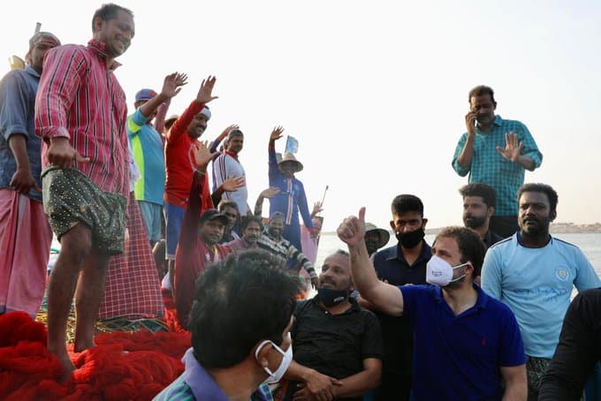 ...और टी-शर्ट-पतलून पहनकर राहुल गांधी कूद गये समुद्र में, देखें वीडियो…