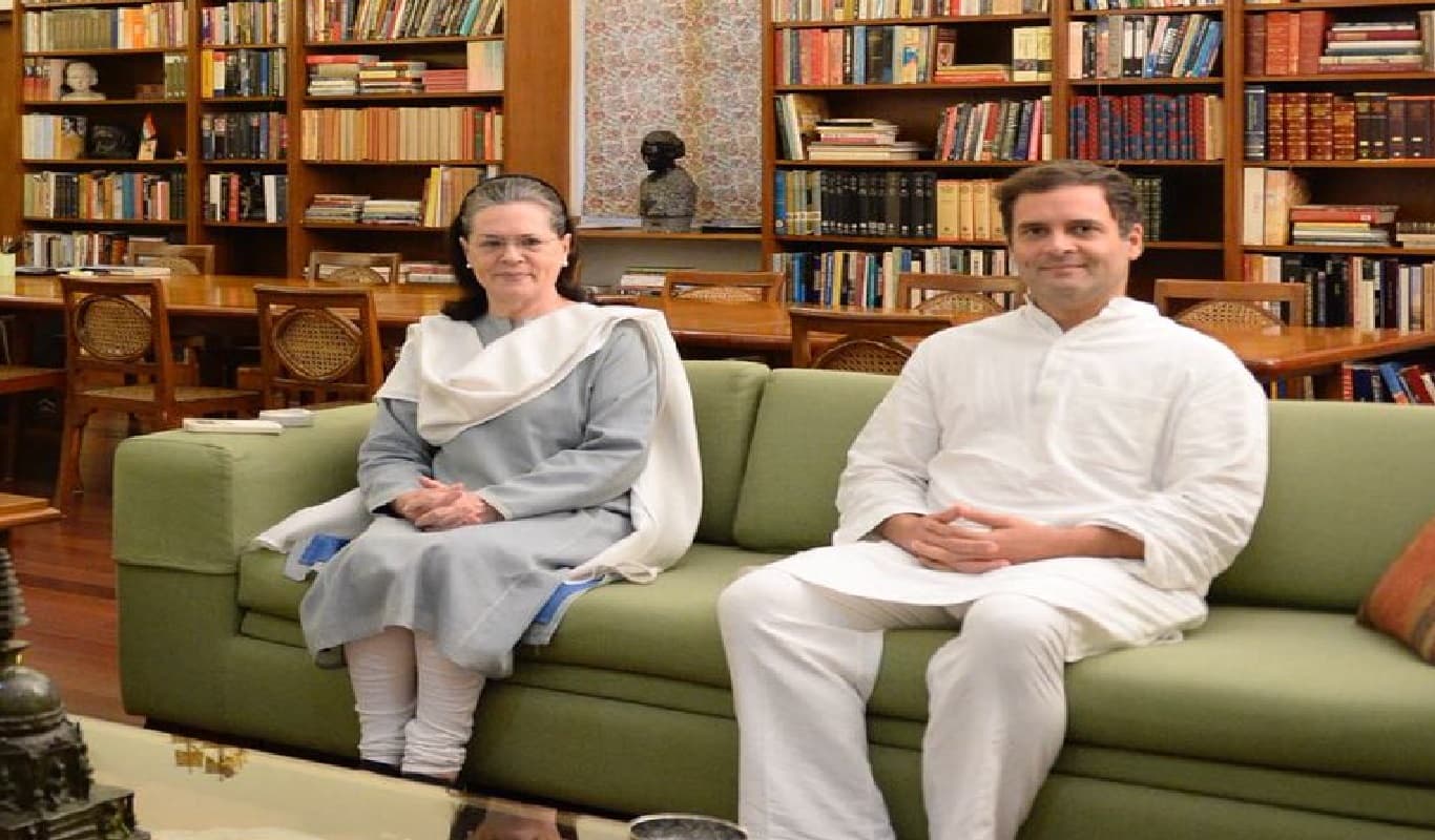 सूरत कोर्ट में पेशी से पहले सोनिया गांधी से मिले राहुल गांधी, 2 साल की सजा को देंगे चुनौती
