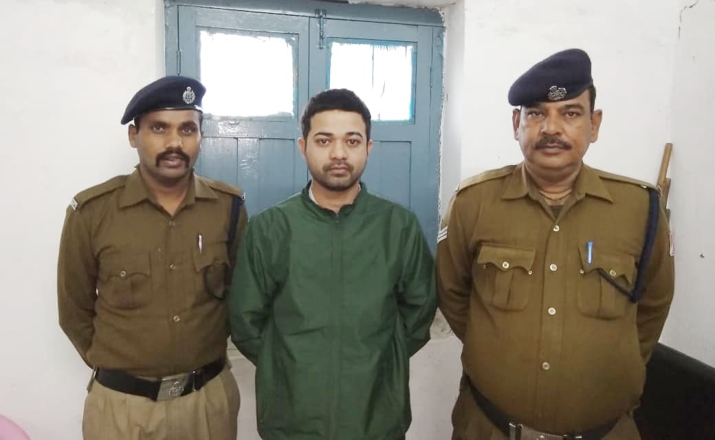 Jharkhand : रेल टिकट की कालाबाजारी करने वालों पर कस रहा शिकंजा, पलामू से प्रज्ञा केंद्र संचालक गिरफ्तार