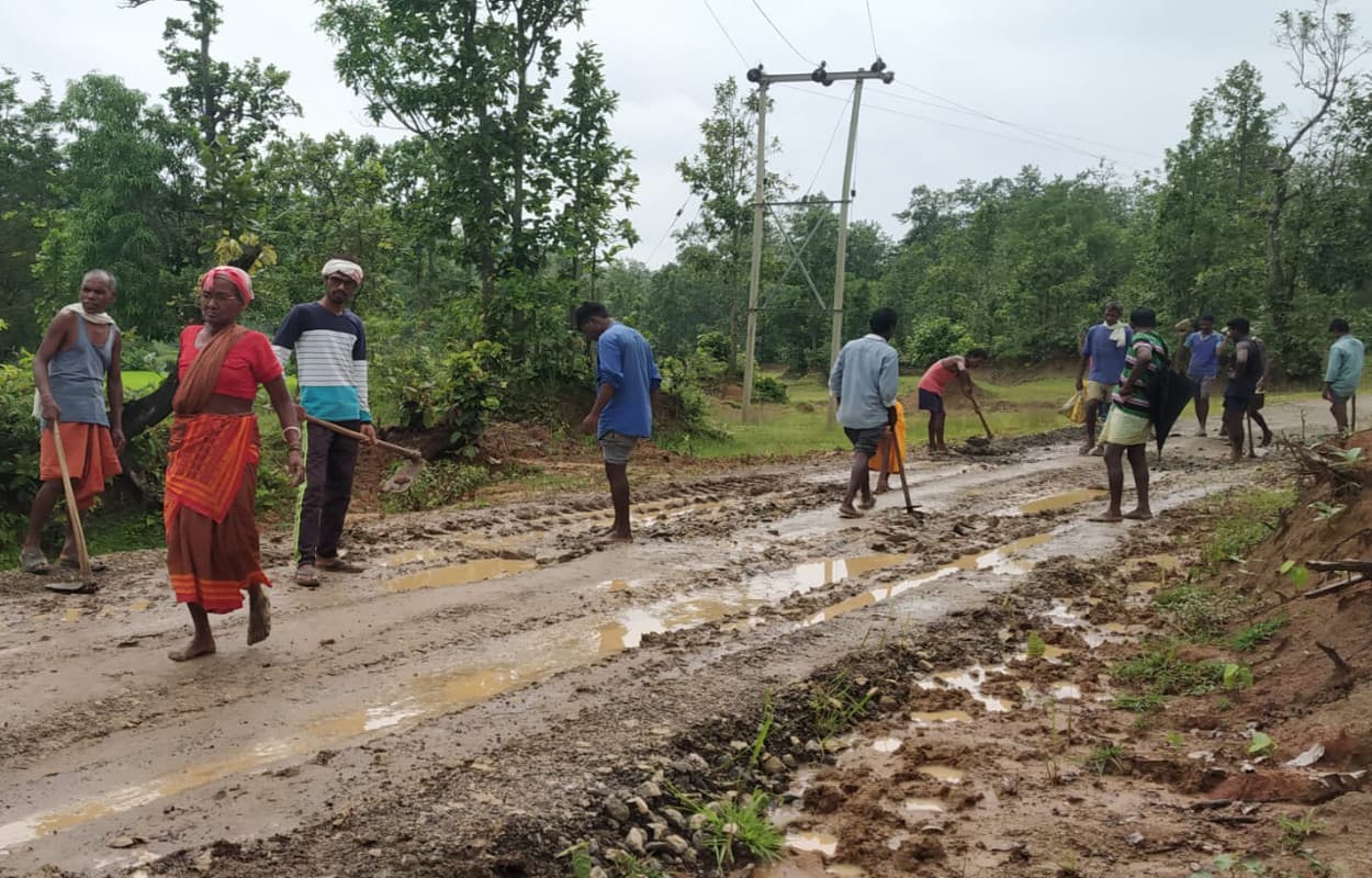 गुमला के रायडीह में ग्रामीणों ने श्रमदान से जर्जर एवं कीचड़युक्त सड़क को चलने लायक बनाया