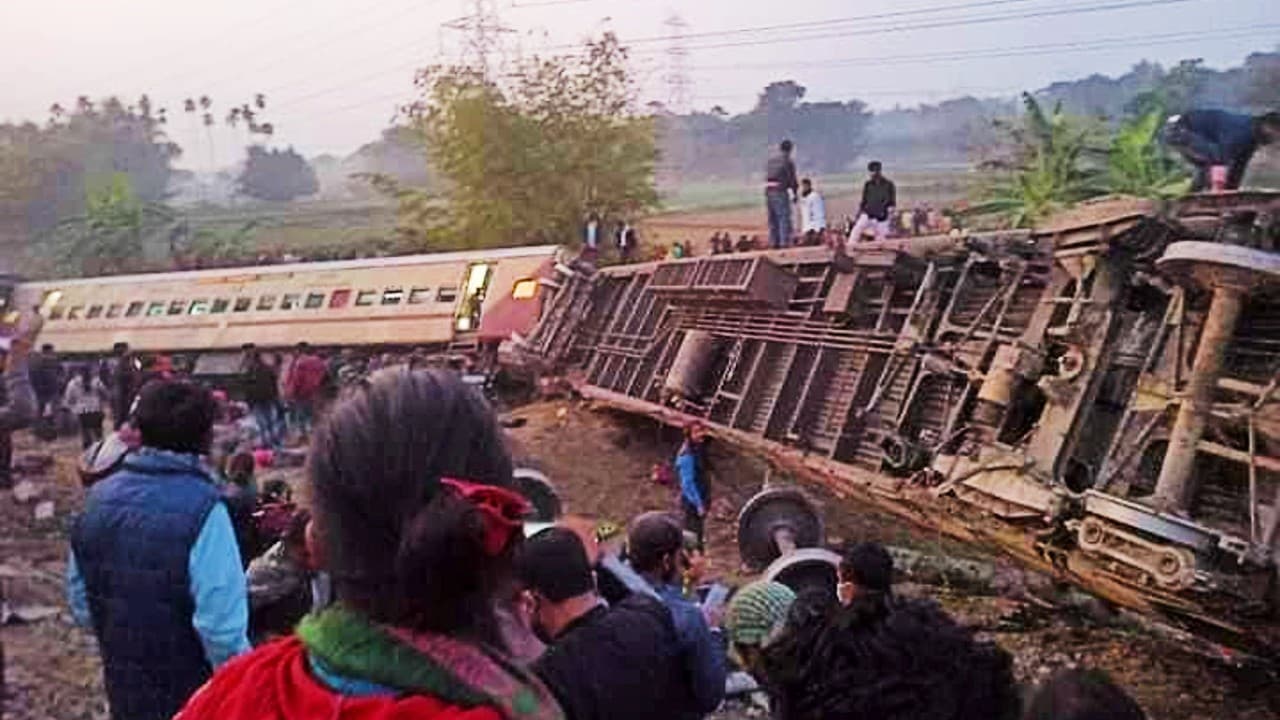 Train Accident: गुवाहाटी-बीकानेर एक्सप्रेस हादसे का भयावह मंजर, यहां तस्वीरों में देखें