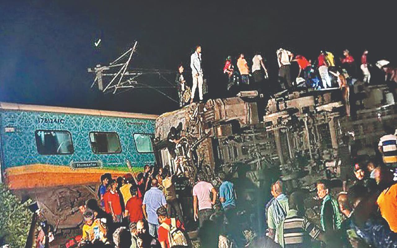 Coromandel Express Accident: हादसे के बाद राहत-बचाव कार्य जारी, बंगाल सरकार ने भेजी डॉक्टरों की टीम